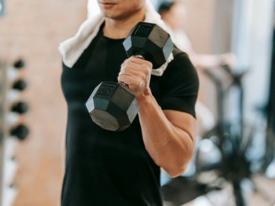 Muscular man focusing before a heavy lift